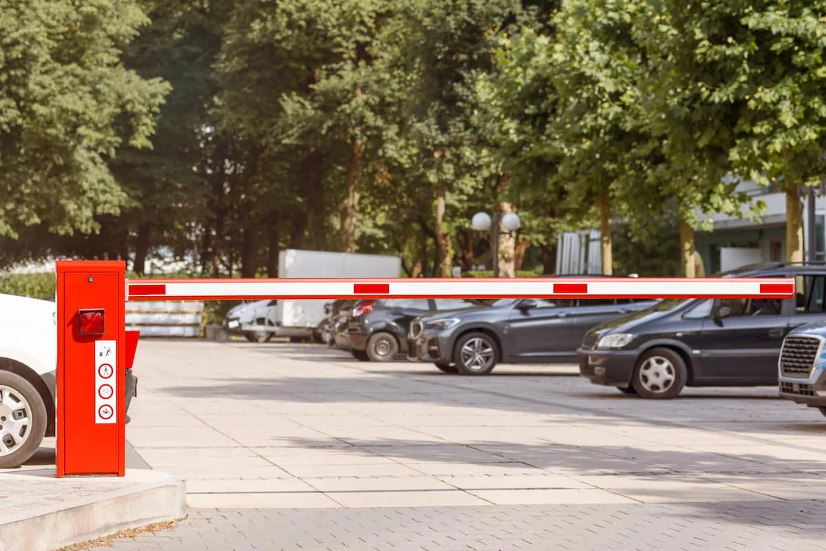 Come delimitare un parcheggio privato con sbarre e barriere
